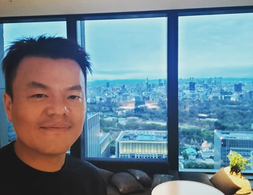 他驚訝道:「但是這次我居然7天都待在這裡...想知道我在做什麼嗎? ^^像這樣!精神不錯,現在出發去廣島了!^^」,公開了自己的近況。