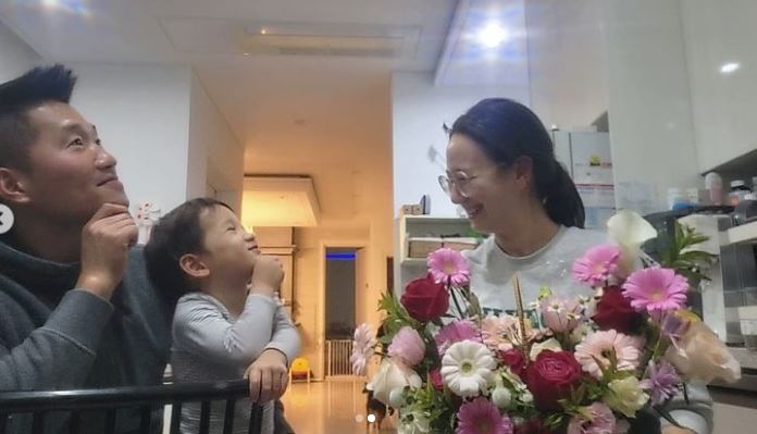 姜炯旭於2011年11月與韓裔美國人蘇珊•埃爾德結婚,7年後的2017年生下了兒子朱雲。姜炯旭目前正在出演KBS 2TV綜藝節目《狗很優秀》,EBS 1TV《世界上沒有壞狗》。