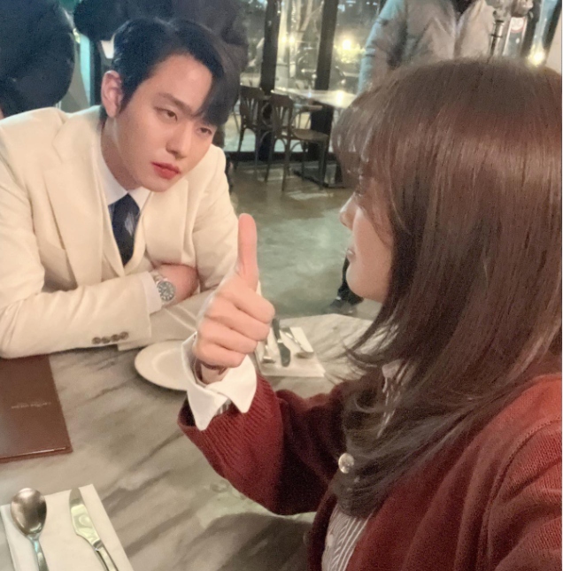 據分析,《社內相親》正在引領K-Romance的潮流。儘管由於最近Netflix的《魷魚游戲》和《地獄》等類型的熱潮,愛情電影的受歡迎程度大不如前,因此浪漫劇重新再現讓許多人非常驚喜。