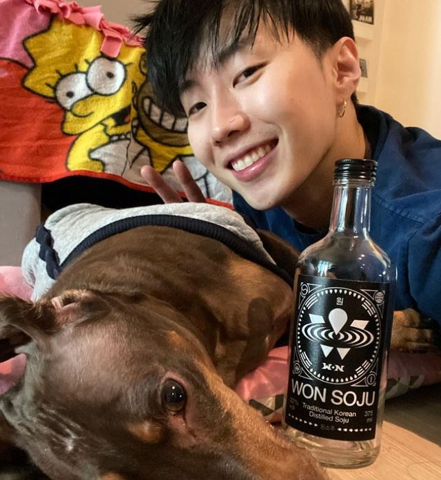 目前,AOMG已經成長爲SIMON DOMINIC、GRAY、李夏怡等所屬的大公司。朴宰範又重新回到了頂峯。就在演藝事業到達顛峰時,他辭去了代表職務。 去年12月,他拋下代表職務說:「我有想做的事情。 爲了這個文化,我想給業界帶來影響,想重新挑戰。」