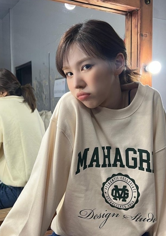 網友解釋:「不是計劃好的,而是Wendy突然出現,聽說她只是路過偶然看到就來了」,「因為是小區,氣氛也不是很熱鬧,看到孩子們的畫作後,Wendy便贊助了大筆資金」。