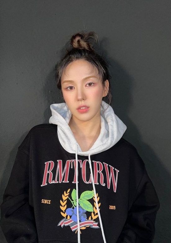 網友說:「不僅是Wendy,其他成員也不了解。後來在去年夏天才認識了Wendy」,「作爲地方自治團體活動的一環,在慶南昌寧舉行了保護流浪狗的展覽」