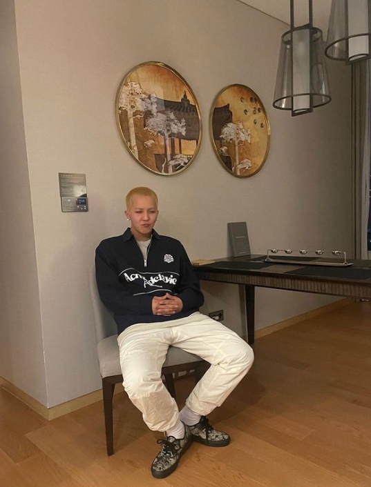 成員們聽到宋旻浩的表白,全都一臉驚訝。當宋旻浩講述他第一次經歷襲擊時,所有人都感到驚訝。他解釋說,那是他的第一次個人獨唱大受歡迎的時候,他在娛樂節目中取得了成功,甚至因為他的藝術技巧而獲得了認可。