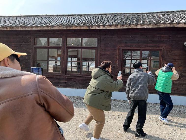 特別是在「接唱遊戲」中,展現了超越「15年級」金鐘民的高超的編曲技能,讓所有人陷入混亂。完美適應「真實野生」的羅仁友的特別生存戰略讓成員們瞠目結舌。