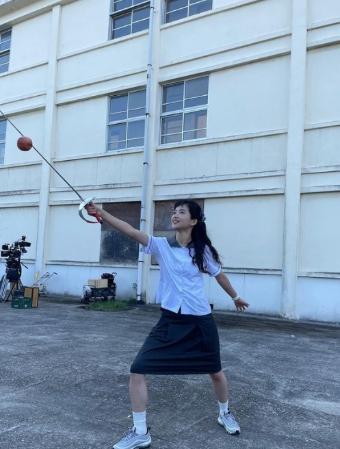 然後宥琳說:「我真的不想去。我想留在韓國。我想以韓國選手的身份踢球。我想繼續和你一起代表國家隊,希度緊緊地抱住了宥琳。」
