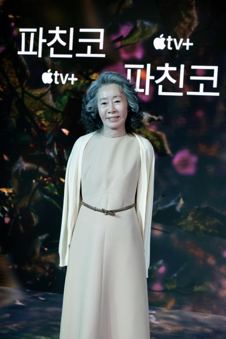 聽到尹汝貞的一席話後,好萊塢演員們紛紛爲她鼓掌。之後,尹汝貞頒發男配角獎給特洛伊科特蘇爾,她為了照顧聽障者特洛伊科特蘇爾,特別在頒獎前用了手語,因而再次受到了台下的掌聲。