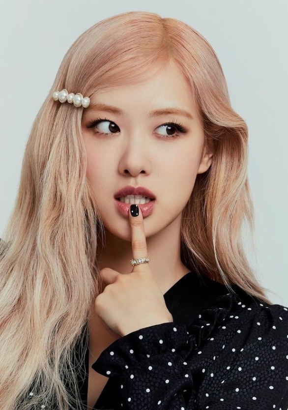 上月,Rosé確診新冠肺炎,巴黎時裝周行程因此取消。Rosé康復後就發帖文向粉絲報平安。日前,Rosé已在美國洛杉磯出席品牌活動。