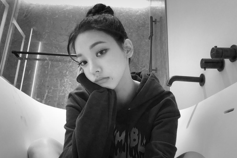 網友曬出了她最近與Kep1er金采炫合影的Karina's Bubble照片,並解釋說:「Karina剛剛在她的Bubble上發布了她與前SM練習生Kep1er金采炫合影的Photoism照片。」