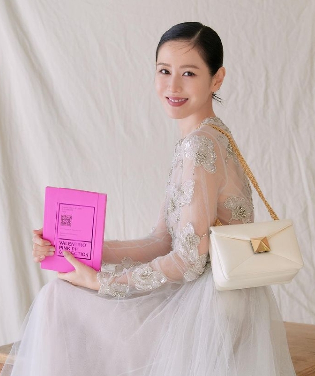 二人從去年開始準備結婚,其後一舉一動都成爲了話題。孫藝真在上月9日公開的綜藝節目《You Quiz on the Block》曾中表示:「現在的愛情是初戀。」