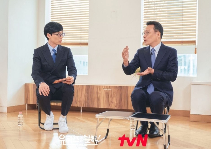 曹世鎬指著劉在錫說:「這不是成功的明星嗎?我很好奇在錫哥的筆跡。」於是,兩人在現場寫下了李海仁修女的字句供律師分析。