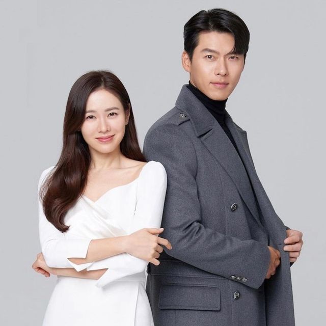 另外,玄彬和孫藝珍在2018年通過電影《協商》首次合作,2019年tvN《愛的迫降》也一同拍攝。 劇終後的去年1月開始承認戀愛,開始公開戀愛約1年後終於步入婚姻殿堂。