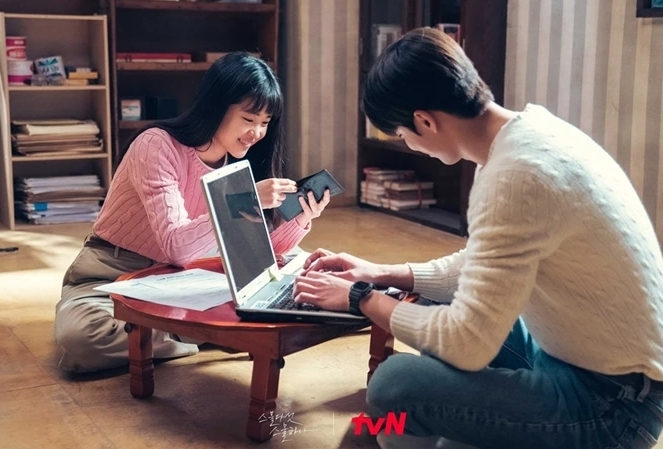 《二十五,二十一》在播放初期被網稱為「人生電視劇」,昨日也迎來了劇終,結局卻引發了觀衆們的不滿。結局中,白易辰(南柱赫飾)和羅希度(金泰梨飾)情侶見上最後一面。