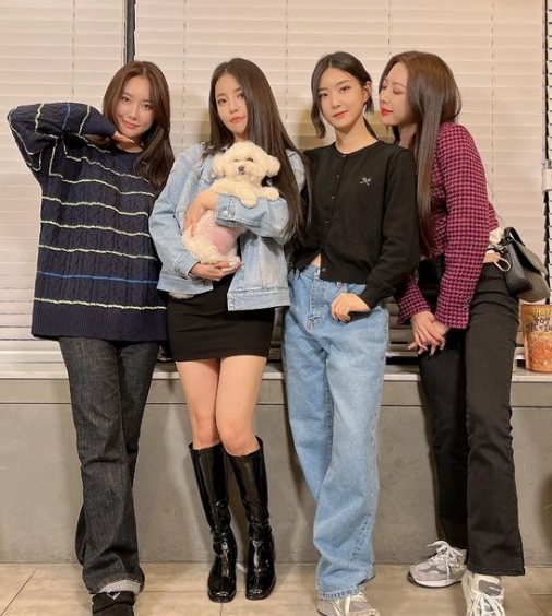 韓國時間4月4日,一名Brave Girls粉絲在一個網路社區分享了他們收到的小卡,文章的標題是「一張獨特的偶像照片卡。」