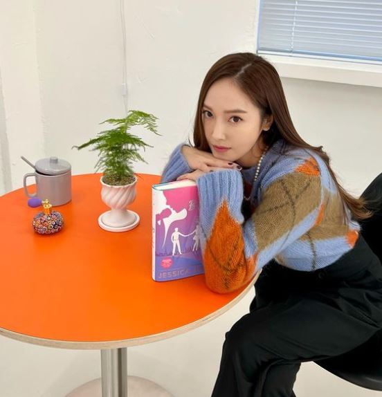 以少女時代出道的Jessica在2014年突然退出組合。 組合活動當時與維持祕密戀愛的Tyler權也公開了戀情。 然後Jessica和Tyler權一起開始了時裝事業。 時尚品牌「blanc & eclear」上市後,在中華圈大受歡迎。