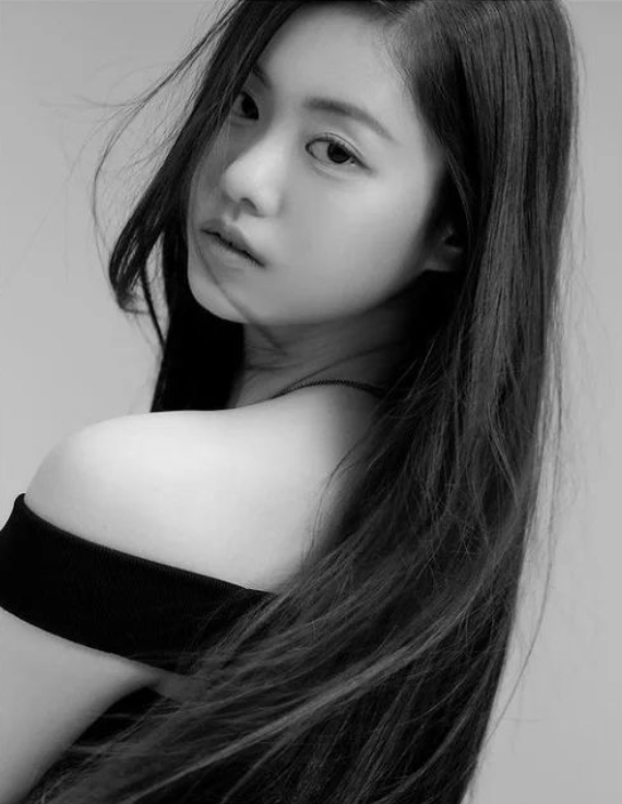 SOURCE MUSIC新人女子組合LE SSERAFIM成員金佳蘭從出道前便就捲入校園暴力的爭議。由於大量舊照被公開,形象也大受打擊。