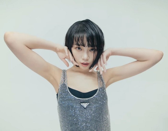 「就個人而言,金采源的棕色頭髮和短髮是傳奇人物。」「它看起來類似於Winter的短髮。」、「它看起來像電影中出現的角色的髮型。他們通常是為角色做的,但它真的不漂亮。」