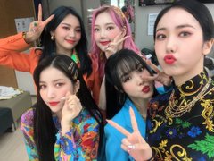 粉絲們紛紛表示:「什麼時候能再見到GFRIEND」、「又想哭了...我知道成員們不想解散」、「我討厭Source Music」、「真希望GFRIEND再次團聚」、「所以,解散真的是單方面的」、「我能想像成員們有多難」等留言。
