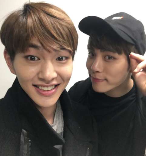 4月8日,SHINee成員Key和溫流慶祝已故好友鐘鉉的生日。溫流在個人SNS上發布了一張與鐘鉉的合影,並配文「我生命中最好的藝人」。