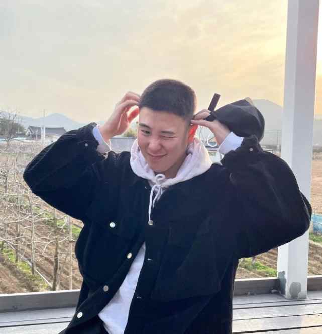 P.O和IU一起出演了tvN電視劇《德魯納酒店》,當時兩人年紀相仿,但被曝出私下里繼續用敬語,是因為劇中兩人角色相關。
