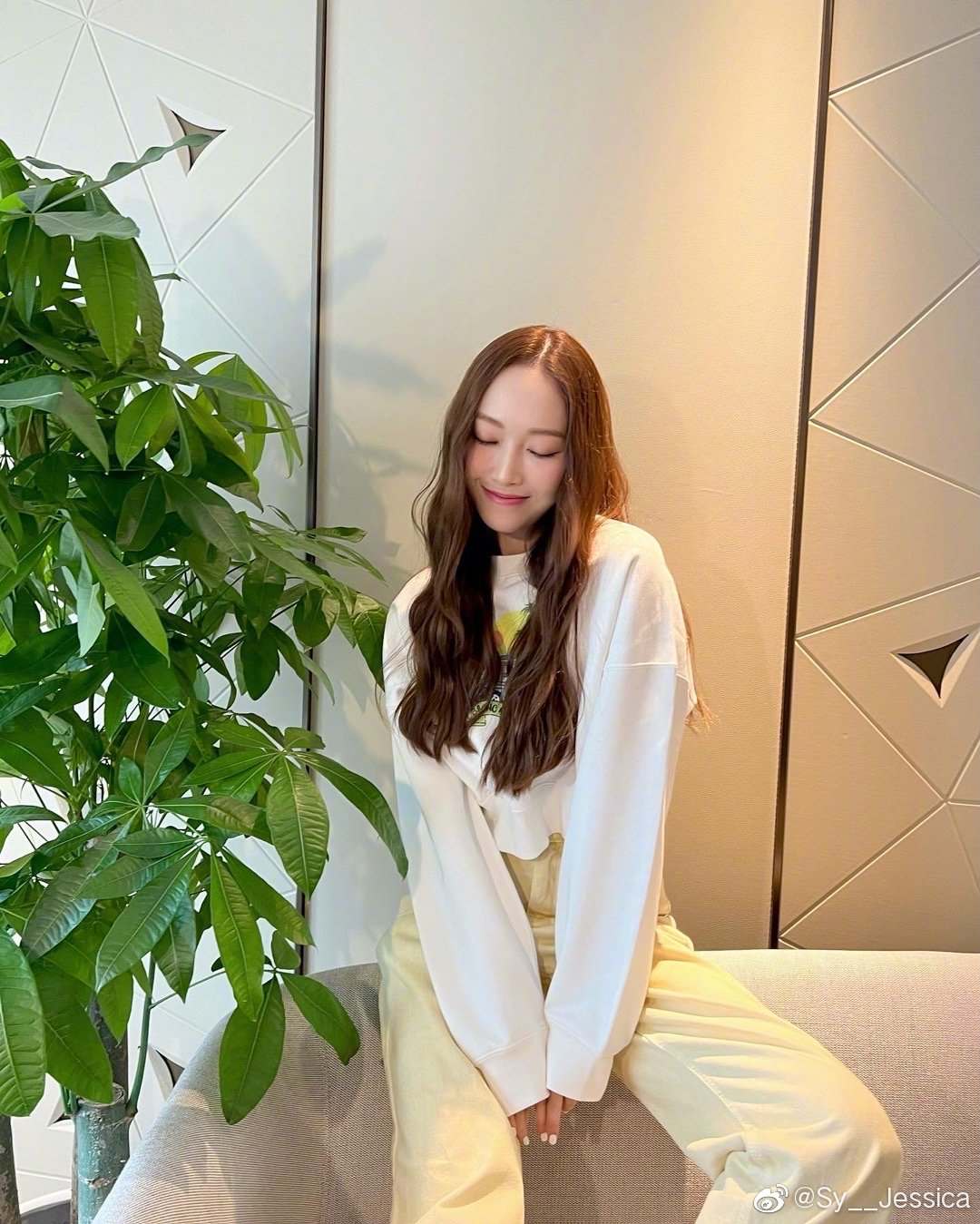 然後在 4 月 7 日,有照片顯示Jessica離開了她在中國的酒店房間,前往拍攝節目。照片中,Jessica打扮得漂漂亮亮,身穿白色連衣裙和黑色皮夾克。