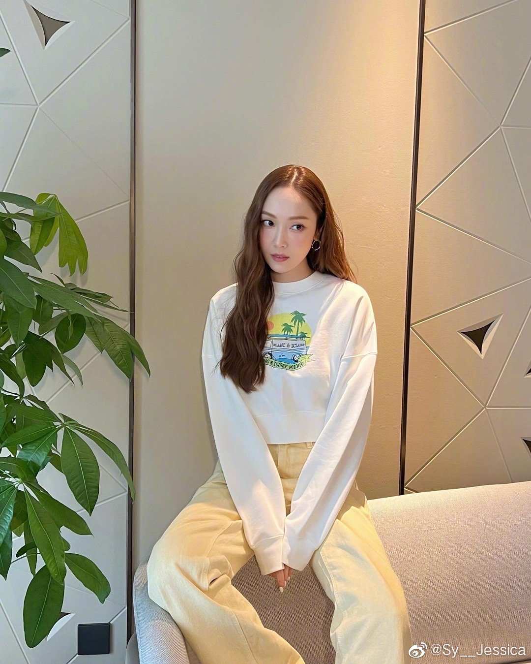 然而,上週Jessica被傳出以「朝鮮族」身份參與演出,對此,公司表示應該是有人在網路上散布假名單,此事也讓Jessica在南韓受到強烈砲火攻擊。