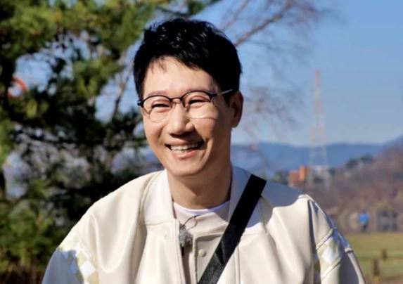 金鐘國慌張地說:「只是問一下而已。」,看到兩人樣子的池石鎮和劉在錫開玩笑說:「原來是情侶吵架啊,現在的氣氛是一對啊!」