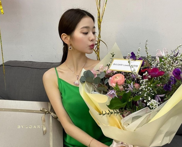 時隔四個月,IVE於4月5日推出了新歌《LOVE DIVE》,這次的新單曲是一首以中毒性的副歌部分和伴奏爲主的黑暗現代流行音樂類型的歌曲。