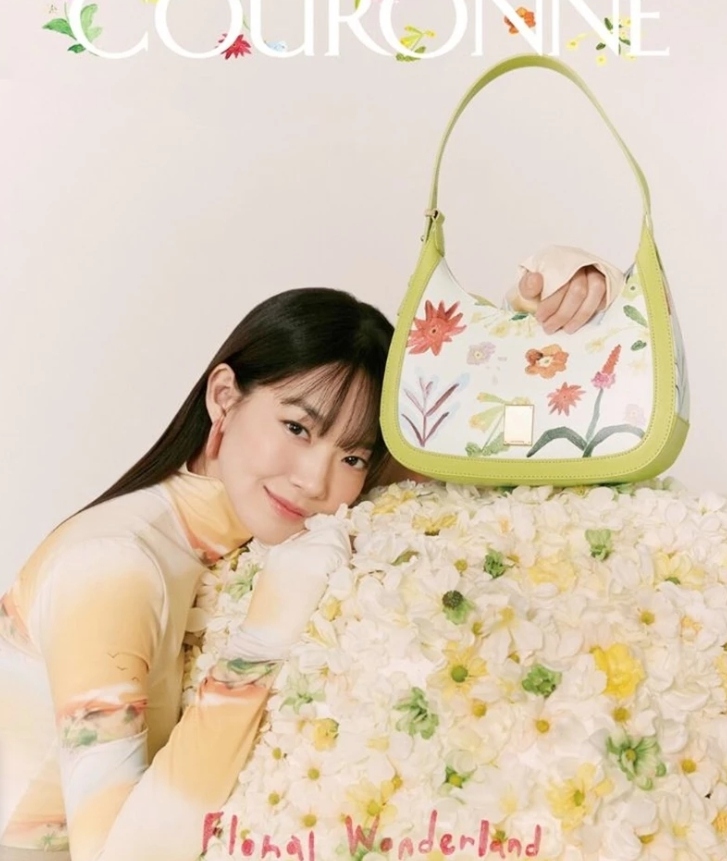 對於此次畫報,COURONNE方面表示,此次項目的主題是4月的誕生花。從展現生活生動的色彩、香氣和充滿自然聲音的花園,到將分散的喜悅聚集在一起的過程,以《花夜》爲主題完成。