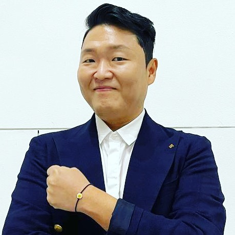 韓國時間4月12日,南韓歌手PSY在官方推特上宣布了期待已久的回歸,同時上傳了一個影片,影片是在2013 年平安夜舉行的音樂會上,有人看到他向觀眾致辭。