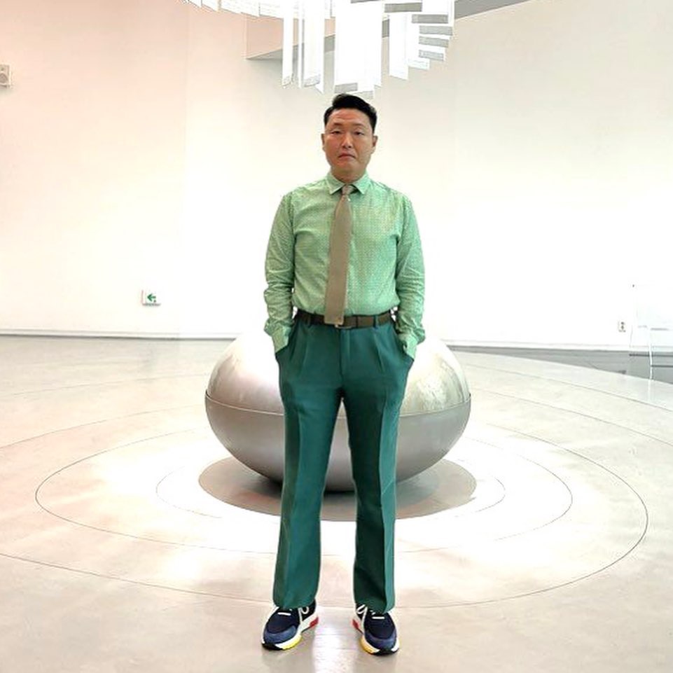 接著影片中,PSY微微一笑後,螢幕上顯示了「PSY 9, 2022.04.29 FRI 6PM(KST)」的文字,引發了觀眾們對Psy新專輯的期待。