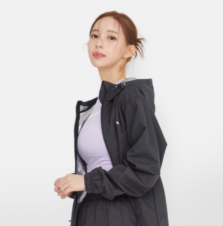 接著她說:「5~6年前在做購物中心模特的時候,爲了美美的出現在畫面上,我注射了填充物和打肉毒桿菌。現在比起這種手術,我更注重皮膚。」
