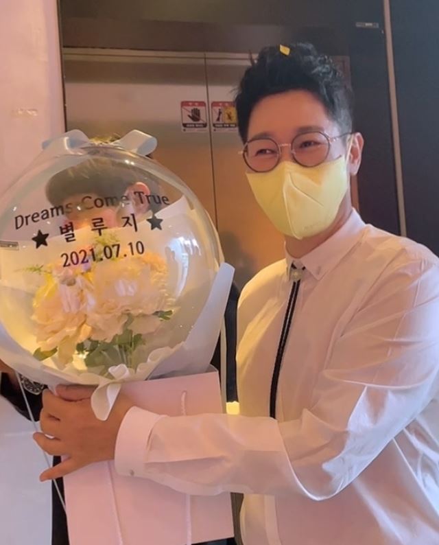 當時池錫辰連「延命治療」是什麼都不知道。 他怕在忙得不可開交的情況下,也有可能因爲瞬間的選擇而失去父親,所以只好選擇了延命治療。夾在勸延命治療的醫生和拒絕治療的父親之間的池錫辰說:「決定延命治療時,第一次看到父親害怕的眼神。