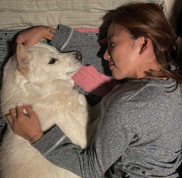 李孝利最近分享了她的婚姻生活,並表示她今年沒有吻過丈夫。4月15日,在新綜藝《Seoul Check-In》中,李孝利在滑雪場度假時與金鐘民等主持人一起閒逛。