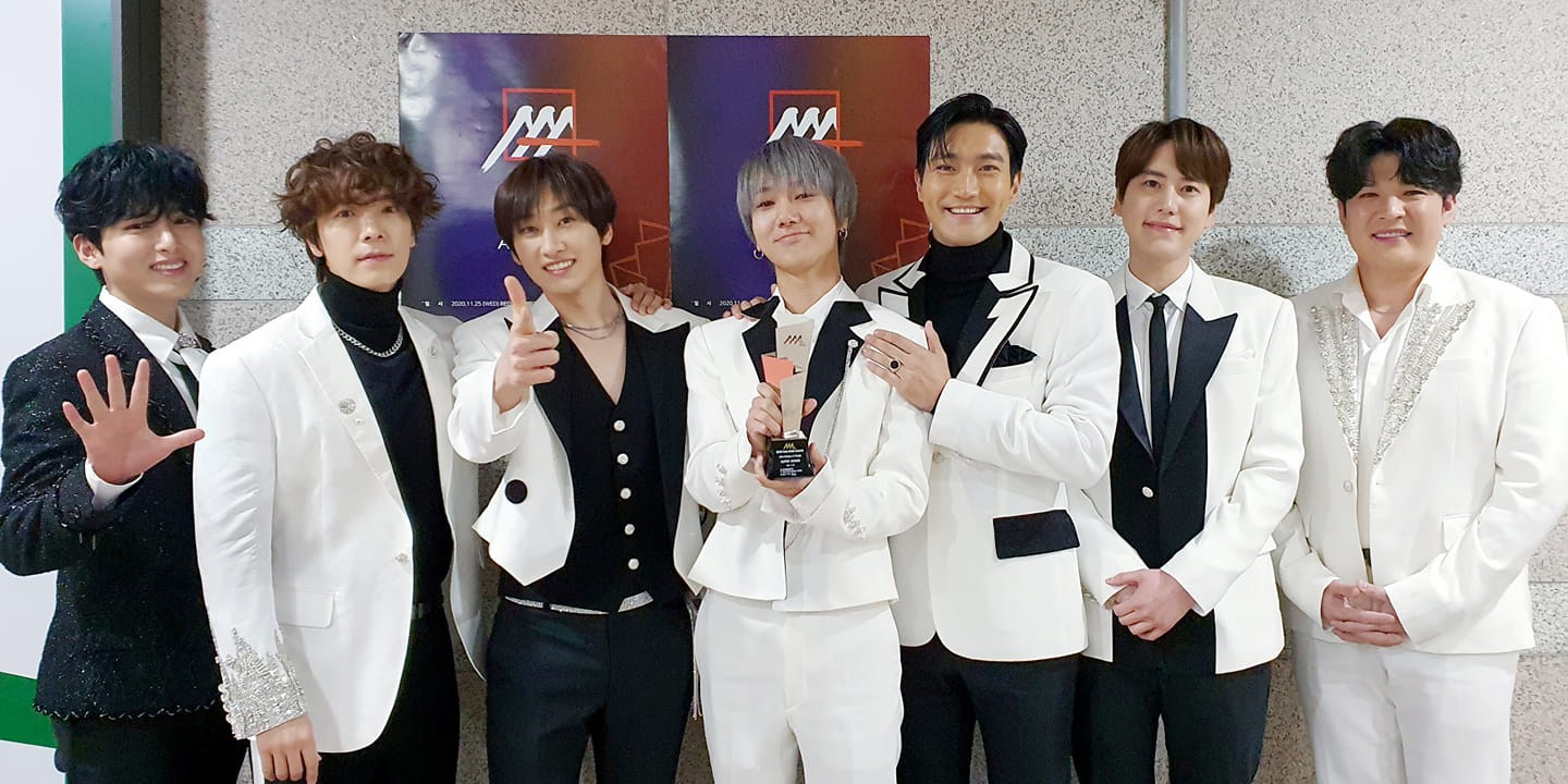 2. 三瓶水蓋事件(利特、圭賢、銀赫、東海)
2011年Super Junior的Mr. Simple宣傳活動中,利特有點累了就說我要休息一下,你們不要鬧了,就把毯子蓋在臉上準備睡一會兒。東海就把水倒在瓶蓋里往利特臉上倒,倒了一次,又一次,利特有點生氣了,銀赫用眼神示意東海不要鬧了。結果圭賢這時候進來了。從教堂回來後的圭賢,看到東海準備和隊長開玩笑,於是表示自己也要加入,就把東海手裡的水接過來,可是那已經是第三蓋水了!