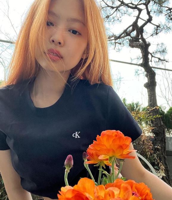 不僅是她的時尚,最近她染成金髮並在自己的SNS上寫下:「Dont talk to me or my new hair」的字句,讓網友擔心她是不是有什麼事。