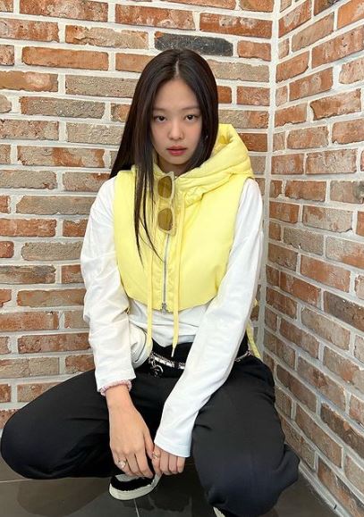照片中,JENNIE和朋友在洛杉磯著名的時裝街Meloz大街上散步。 深藍色大學T、米色工裝褲、墨鏡等,展現了舒適的嘻哈風格,吸引了人們的視線。