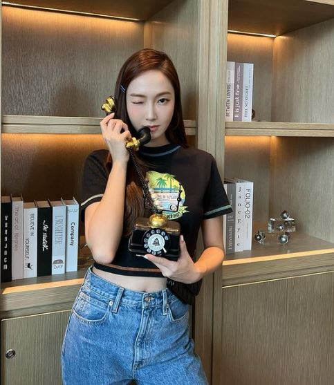 另外,jessica目前正在出演中國人氣選秀節目《乘風破浪的姊姊第3季》,挑戰女團再次出道。日前有中國網友公布烏龍名單,讓JESSICA一度陷入「朝鮮族」爭議,目前經紀公司及節目方已確定JESSICA非朝鮮族。