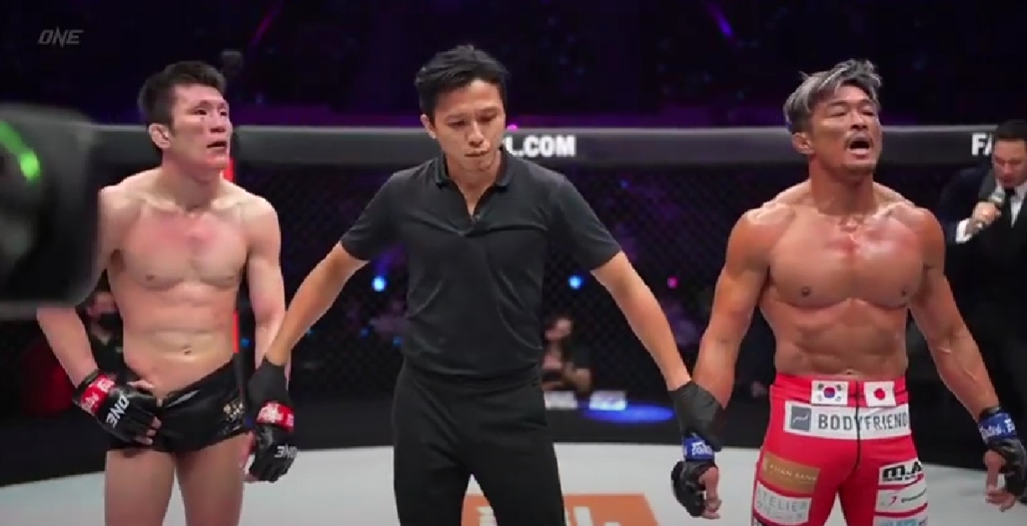 上月26日,秋成勳參加了在新加坡舉行的One Championship One X比賽,最終在與日本選手青木真也的比賽中取得了第二輪TKO的勝利。
