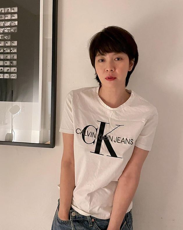 她補充:「在錫哥哥經常嘮叨有關節目的內容,鐘國哥哥經常嘮叨私生活方面的事情,所以兩個人不能見面。 只要兩人的嘮叨合在一起,會變成這樣(巨大的)」,對兩人的爆料引得現場笑聲。