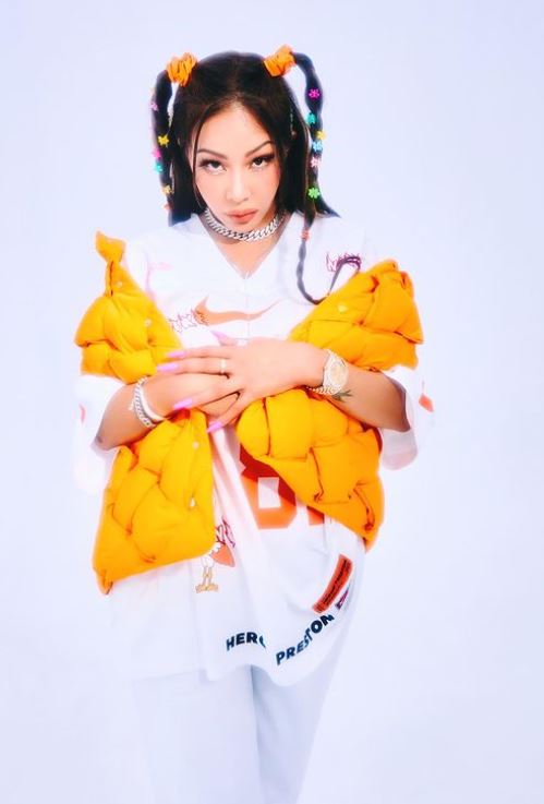 當天JESSI說:「大家都以為我打了很多脣部填充物,但現在只有很久以前剩下(以前打的)填充物。每當我出現在電視上,人們都會說我像怪物。 即使想打唇部填充物,我現在也沒有時間打。」