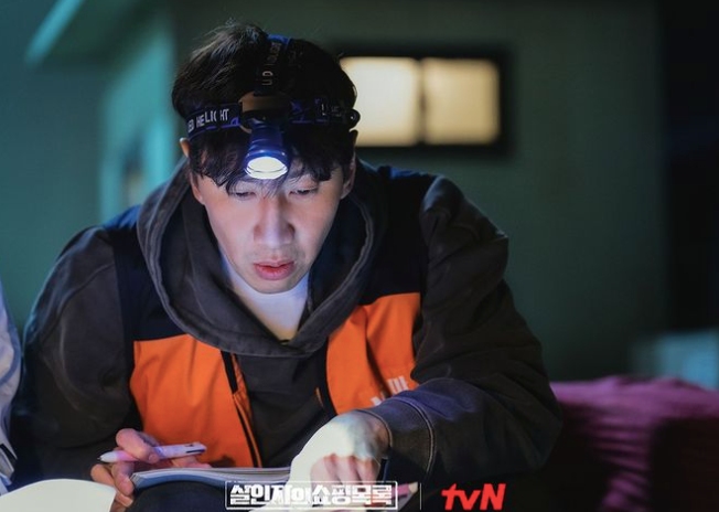 《殺人者的購物目錄》為韓國tvN於2022年4月27日起播出的水木連續劇,改編自姜智英的同名小說,此劇講述以老舊大型公寓的超市作為中心,鄰居們隨時隨地都可能發生的各種犯罪和危機情況。