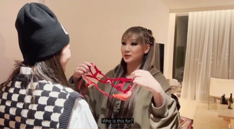 CL對Sandara Park的內衣喜好表示了驚訝。 Sandara Park購物的內衣與一般內衣的設計截然不同。 CL目瞪口呆地說:「想穿給誰看?」。