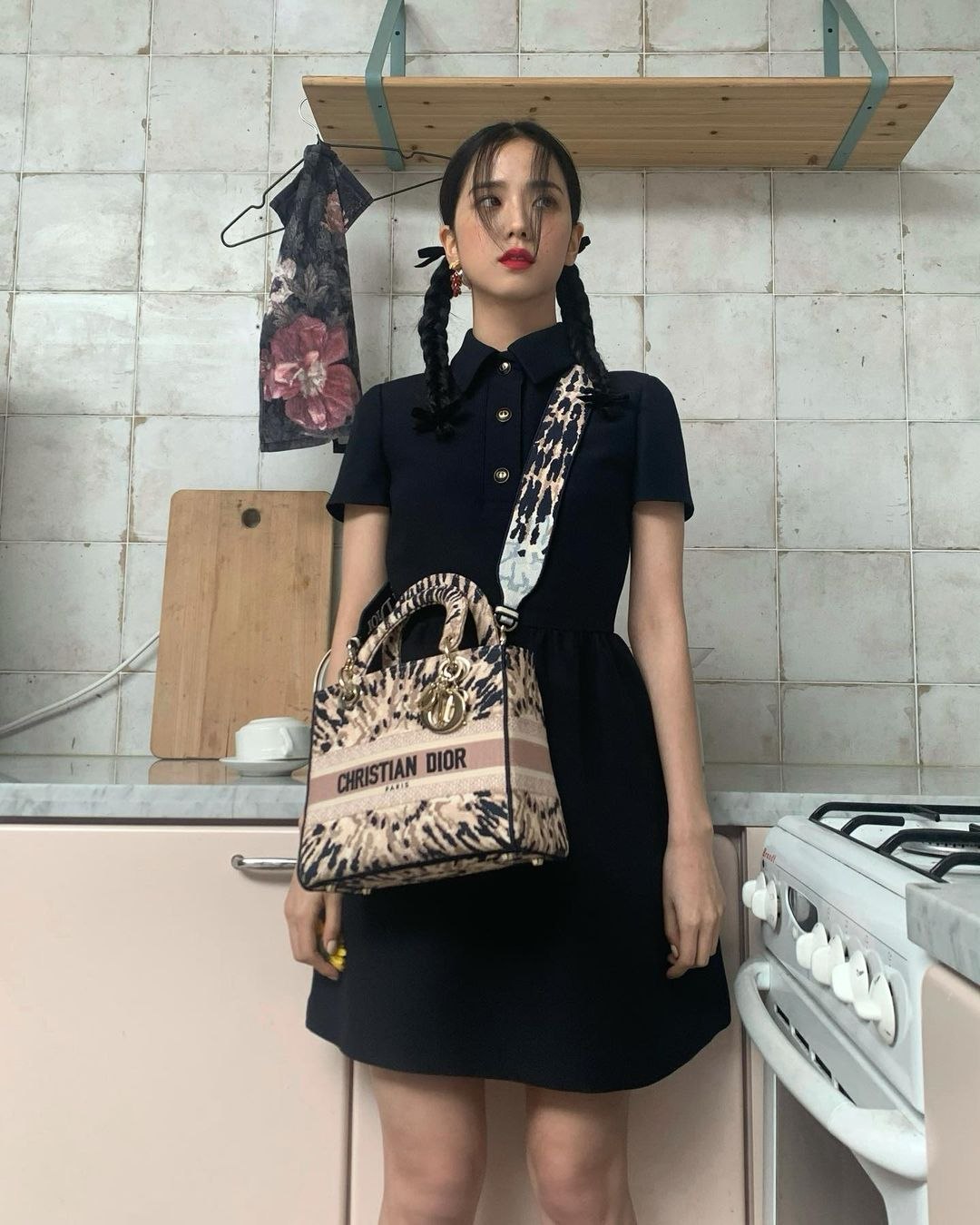 韓媒指出這已經將近於男性因當兵而留下的軍白期時間了。而BLACKPINK的回歸,對於期待已久的粉絲們來說是一份珍貴的消息。