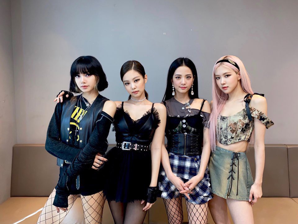 「到時候是夏天,應該是一種涼爽的氛圍」、「BLACKPINK終於要回歸了!」、「到底公司為什麼放他們那麼久沒活動?」等評論。