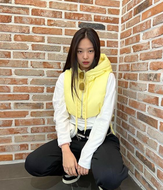 JENNIE之前在自己的Instagram上上傳了認證照片。 復古時尚也展現了時尚達人的面貌。 另外,BLACKPINK在23日《BOOMBAYAH》MV的YouTube點擊量達到了14億次。 BLACKPINK擁有的YouTube上億點擊量MV達32部。
4/27 22:00