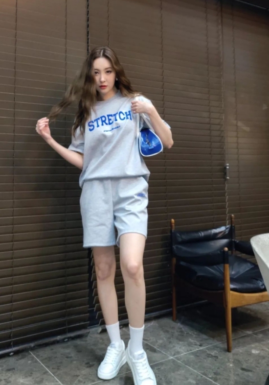 宣美繼續寫道:「可能是因爲沒有經紀人,只和一行人同行,所以經紀人和同行人之間在登機口内外沒有溝通好,很抱歉」,「在機場一直都心情很好,但是我太驚慌了」。