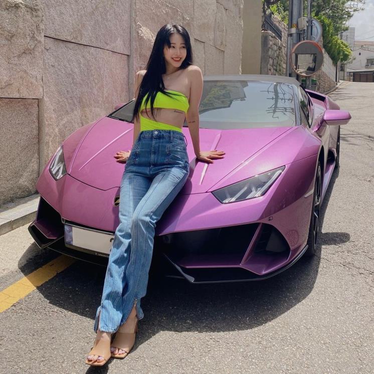 無論何時都自信滿滿的韓藝瑟也強烈地展現了「Underboob」風格時尚。 她搭配吊帶式連體褲和牛仔褲,演繹出更加果敢的裝扮,韓藝瑟的下部時尚則是露臍裝細節,胸下部分的紋身非常清爽,顯得更加瀟灑!