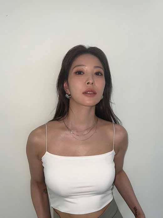 接下來,李孝利詢問 BoA 在出道初期是否有嚴格的規定。 BoA坦言:「練習了一整天,沒有精力出去玩。但到了20多歲的時候,我一直壓抑的一切都爆發了。」
「我記得我和孝利姐姐一起去成人club的那些日子,是她把我引領到那條路的人。」李孝利聞言,疑惑地笑了笑,沒有反駁,引來一陣笑聲。