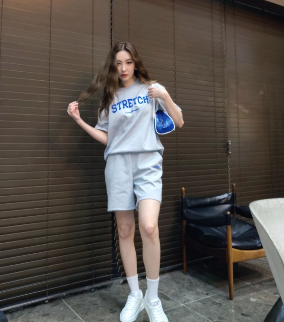 但根據宣美的坦誠道歉後,不少網友們紛紛發聲表示媒體記者進行了過於嚴厲的批評。網友說:「是啊,就是這樣。所以不要試圖通過跟踪名人來賺錢」、「不要管宣美,你們這些記者」