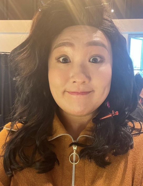 李秀智在標題中寫道:「我們終於見面了......我們都認出了彼此」,並添加了#Suji、#Psy、#Overwhelmed 和最後的#Psy9thHooray等標籤來宣傳Psy 的新專輯Psy 9th。